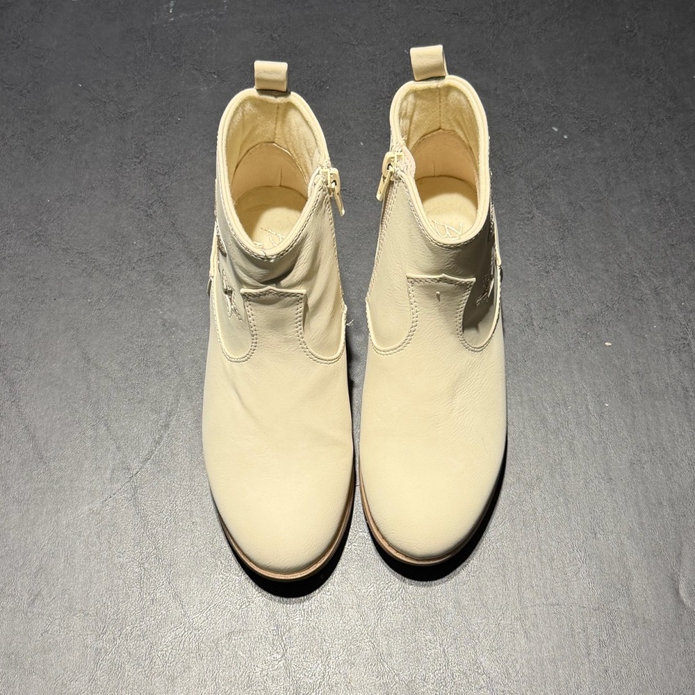 Girls Size 4 Blowfish Malibu Cream Ankle Booties Brand New